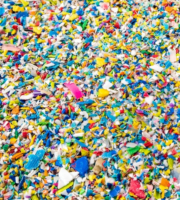 Bunte HDPE-Kunststoffflakes nach der Zerkleinerung